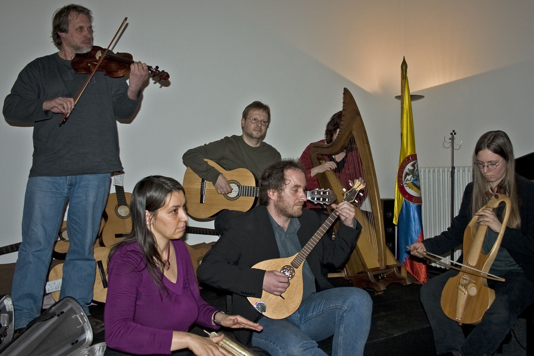 "Klang-Hölzer" musizieren auf selbstgebauten Instrumenten: Violine, Gitarre, Harfe, Spandauer Handtrommel, Zitadellen-Cister, und Chrotta